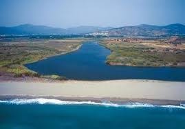 Come altri fiumi della sardegna, anche il flumendosa vede il suo percorso interrotto in almeno due punti da altrettanti sbarramenti costruiti. Flumendosa River Sardinia Villaputzu Beach Sardegna Italia Sardegna Italia