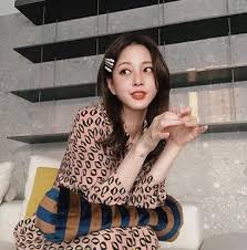 남자친구, 10살 연하고 연극 배우 출신이라 함. í•œì˜ˆìŠ¬ ìµœê·¼ ê·¼í™© ë³´ë‹ˆ ë¹„í˜„ì‹¤ì ì¸ ì¸í˜• ë¯¸ëª¨