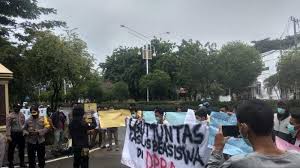 Sebelum didapuk menjadi menteri, nadiem mengatakan telah resmi mundur dari jabatannya di gojek indonesia. 4 Anggota Dpra Penuhi Panggilan Polda Serambi Indonesia