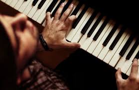 Die richtige fingerhaltung ist wesentlich, wenn du klavier spielen lernst, insbesondere, falls du gerade beginnst. Warum Sind Klaviertasten Schwarz Und Weiss Musikmachen