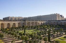 Conformément aux consignes gouvernementales, le château de versailles, les jardins et le domaine de trianon sont fermés. 8 Things You Didn T Know About The Palace Of Versailles Vogue Paris