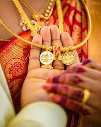 59 Likes 2 Comments Boss Studio Bossstudio On Instagram Thaali Is A Revered Symbol Of Hindu Marriage J Pose Pasangan Pengantin Pose Perkawinan Hindu