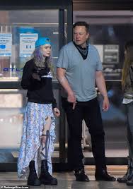 Elon musk and grimes at the 2018 met gala. Elon Musk Kommt Mit Seinem Partner Grimes Und Baby X Ae A Xii Vor Der Hosting Party Von Snl In New York An
