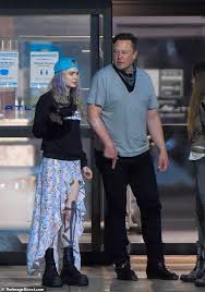 Tech mogul elon musk and singer grimes have something in common: Elon Musk Kommt Mit Seinem Partner Grimes Und Baby X Ae A Xii Vor Der Hosting Party Von Snl In New York An