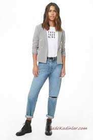 Bayan Pantolon Ceket Kombinleri Mavi Yirtik Kot Pantolon Beyaz Bluz Gri Kisa Spor Ceket Siyah Deri Bot Yirtik Kotlar Siyah Deri Deri Bot