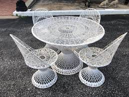 This is a pair of vintage russell woodard woven spun fiberglass tall fan back peacock diamond chairs. Mid Century Modern Russell Woodard Spun Fiberglass Table And Chairs Fleur De Lis