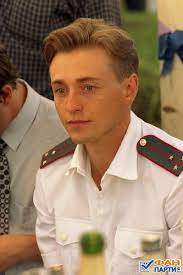 Сергей безруков женился 11 марта 2020 года тихо, спокойно, без торжественной в тандеме с талантливыми молодыми артистами дмитрием дюжевым, владимиром вдовиченковым. Sergej Bezrukov Kino Muzyka Knigi Filmy Sergeya Bezrukova Pinme Ru Pinme