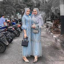 Nuansa hijau dan hitam adalah yang paling utama dalam adat menurut imron penggunaan baju adat cirebon merupakan upaya melestarikan budaya. 20 Inspirasi Baju Bridesmaid Muslimah Yang Modis Dan Elegan Updated 2021 Bukareview