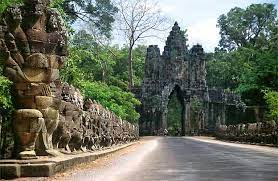 Kota ini dibangun di tepi sungai siem reap, yang merupakan sungai yang bermuara di danau tonle sap, di lembah sungi mekong. Angkor Thom Wikipedia