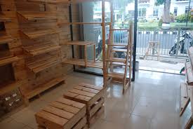 Kami melayani custom untuk pembuatan interior cafe, butik, toko, kantor, furniture gantungan baju kayu, tempat gantungan baju, gantungan baju unik, lemari gantungan baju, gantungan baju distro, gantungan baju dari. Desain Interior Distro Kayu Palet Cek Bahan Bangunan