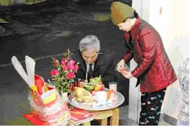 Còn cúng giao thừa ngoài trời thì đặt lễ trên một chiếc bàn nhỏ ở ngoài trước cửa ra vào. VÄƒn Kháº¥n Cung Giao Thá»«a NÄƒm 2018 Chuáº©n Nháº¥t