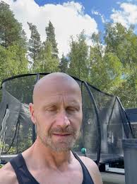 Nu är Johnny Henning klar med sina 16veckor.😊👍 Här är hans egna ord.👊  Jag har tidigare inte fokuserat på kosten men testat många typer av  träning/tävlingsformer såsom OCR-lopp, maraton, runstreak, padel, gym