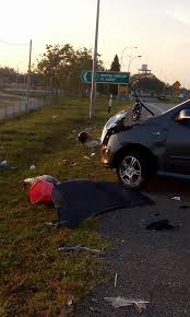Jika kereta terkandas di tengah jalan, cuba tolak ke tepi jalan. Penang Kini Beberapa Buah Kereta Rosak Teruk Setelah Facebook