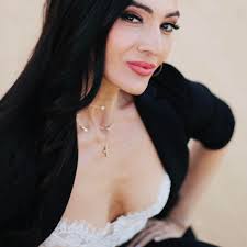 Author of the best-selling "Shopaholic" series, Sophie Kinsella died at age  55 after being diagnosed with an aggressive form of brain cancer. 🔗⬇️