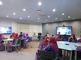 Alat bantu mengajar(abm) yang mana juga dikenali sebahagian daripada media pengajaran yang ditakrifkan sebagai audia visual dan bahan bahan yang berkaitan dengannya yang berfungsi dalam perlaksanaan sesuatu pengajaran( heinich. Try To Be A Creative Person Cikgu Siti