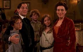 The Darling Family I Love The Mom S Velvet Robe And The Vines In Wendy S Hair And Around Her Nightgown If Peter Pan Movie Peter Pan Disney Peter Pan 2003