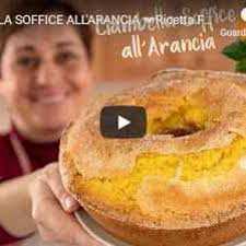Cuocete il pan d'arancio in forno preriscaldato a 180 gradi per 40 minuti, facendo comunque la prova stecchino per accertarvi della giusta cottura. Video Ricetta Ciambella Soffice All Arancia Ricetta Facile Fatto In Casa Da Benedetta Ricetta