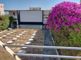 Μάλιστα, λόγω της δύσκολης κοινωνικοοικονομικής. To 8erino Sinema Lais Sthn Paralia Braxatioy Hr8e Gia Na Mas Ftia3ei Ta Bradia Klife