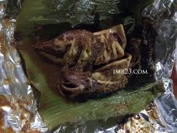 Balut sotong dan bahan perapan dalam daun pisang kemudian bakar selama lebih kurang 20 minit atau sehingga masak. Sotong Bakar Berempah Jmr23