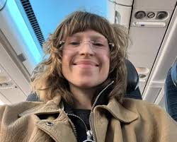 Un prof coureur de jupons a attiré une élève dans son lit