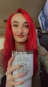 Hot coffee and sunshine hitting my face! ☀️ Happy Monday everyone! What is  one goal you're looking to accomplish this week? BIG OR SMALL 👇🏼