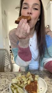 Grilled cheese is underrated 🙌🏻 Unpopular opinion: Every meal you eat  doesn’t have to be absolutely loaded with protein for it to be filling,  balanced and satisfying. Yes, you need to have *enough* ...