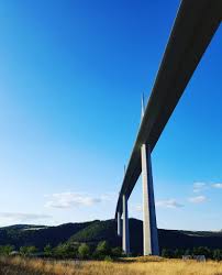 Il est, bien entendu, situé près de la ville de millau qui est connue pour son art et son histoire et pour être aussi une capitale de sports « outdoor », comme le kayak ou l'escalade par. Viaduc De Millau Site Incontournable Dans Le Departement De L Aveyron
