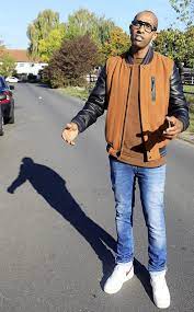 Es ist die erste folge ohne frank. Spaziergang Durch Koln Chorweiler Tv Moderator Amiaz Habtu Zeigt Sein Altes Veedel Kolner Stadt Anzeiger