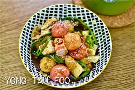 Dah keluar bau wangi, masukkan kicap manis, kicap masin, sos tiram, sos cili, taucu dan juga 1 cawan air. Kuah Yong Tau Foo Yang Sama Macam Pasar Malam Buat Orang Lapo