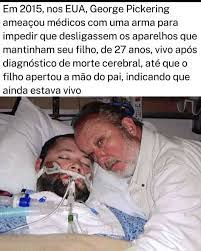 É - Em janeiro de 2015, no Texas (EUA), George Pickering tomou uma atitude  desesperada ao saber que os médicos do Centro Médico Regional de Tomball  desligariam os aparelhos que mantinham seu