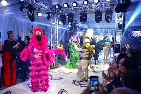 Flamingo is a masked celebrity on the second us season of the masked singer. The Masked Singer Predictions Who Could Be Flamingo And Other Masked Celebrities