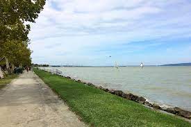 A strand könnyedén megközelíthető gyalogosan és autóval is egyaránt, mégpedig a kaposvári útról, egy kisebb utcán keresztül. Balatonfenyves Nagystrand Balaton Strand Strand Hu