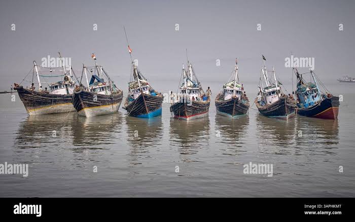 Mumbai fishing boats hi-res stock photography and images - Alamy