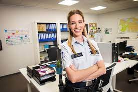 Her birthday, what she did before fame, her family life, fun trivia facts, popularity rankings, and more. Lisa Gerlo Is Nieuw In De Buurtpolitie Ik Probeer Me Te Wapenen Tegen Negatieve Commentaar Tv Hln Be