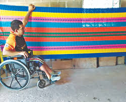 Entre hilos de colores, el salvadoreño Enoc Misael teje sus días