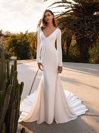 A very feminine dress with central split in the full skirt with a train. Pronovias Elite Bridal