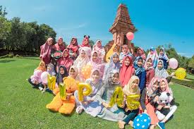 Nah, yang ini sih ga masalah, otak kami masih seger bro! mikir tema, dresscode, tempat sih yaa gampang. 40 Koleski Terbaik Contoh Tema Foto Yearbook Fatiha Decor