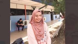 Cewek berhijab cantik selfie di tempat wisata. Dulu Diejek Dajjal Kini Gadis Berhijab Ini Menginspirasi Lewat Selfie