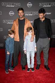 Born december 24, 1971), better known as ricky martin, is a puerto rican singer, songwriter, actor, author. Ricky Martin Outete Sich Fur Seine Kinder Als Homosexuell Promiflash De