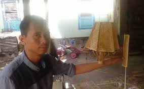 Wadah lampu hias anyaman : Pemuda Rensing Bat Kembangkan Usaha Pembuatan Lampu Hias Menggunakan Anyaman Bambu Desa Rensing Bat