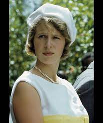 Pin By Karen Kotze On Konigin Elizabeth Und Prinz Philip In Kinder Tagen Princess Anne Princess Anne Wedding Princess Anne Wedding Dress