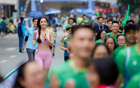 Sáng ngày cuối tuần, mai phương thúy livestream trò chuyện với bạn bè và người hâm mộ ngay khi vừa thức dậy. Mai PhÆ°Æ¡ng Thuy Khoe Eo Khi Cháº¡y Bá»™ Ngoi Sao