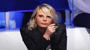 Fanpage.it ha raggiunto le signore della tv, maria de filippi e sabrina ferilli, e ha realizzato con loro un'intervista un po' diversa. Men And Women And Suspended Friends Maria De Filippi Does Not Go On The Air Ruetir