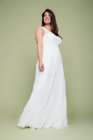 Bräute, die auf die kirchliche trauung verzichten, wünschen sich dagegen häufig ein aufwändiger gearbeitetes standesamtkleid, das gerne auch mit spitze, chiffon, tüll oder applikationen versehen sein. Brautkleider Grosse Grossen Erlebe Kussdiebraut Plus Size Brautmode