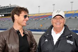 El piloto mexicano sergio pérez es comparado con el actor de misión imposible tom cruise por su misma escudería de formula 1 red bull con esto estrechando más la relación entre checo y el equipo asutriaco. Tom Cruise Images 2009