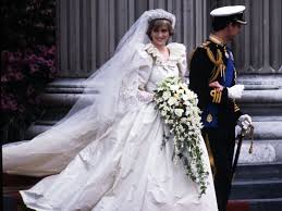 Princess elizabeth's dress was designed by royal couturier norman hartnell, who, according to harper's bazaar , was inspired by renaissance painter sandro botticelli's primavera, full of flowing lines and flowers that are reminiscent of the painting. The Real Story Behind Princess Diana S Amazing Completely Ott Wedding Dress British Vogue