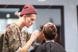 Te tienta la melena de jason momoa, pero dudas de si sabrías llevarla con la misma. Peluquero En Barberia Hace Un Corte De Pelo Para Un Chico Joven Fotos Retratos Imagenes Y Fotografia De Archivo Libres De Derecho Image 88091252