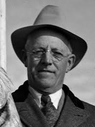 File:Ed Fletcher and the totaba he caught (cropped).jpg