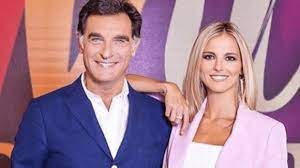 Secondo il settimanale vero tv, diretto da sandro mayer, la prossima stagione del programma pomeridiano di rai 1 la vita in diretta confermerà alla conduzione marco liorni, questa indiscrezione arriva dopo le continue voci di un avvicendamento con massimo giletti e di uno spostamento di liorni. La Vita In Diretta Svelati I Conduttori Che Sostituiranno Francesca Fialdini E Tiberio Timperi