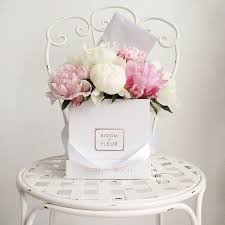 It S Friday We Re In Love With Flowers In Hat Boxes Hat Boxes Beautiful Flowers Pretty Flowers